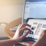 Kan jeg bruge en tabletholder til forskellige størrelser tablets?